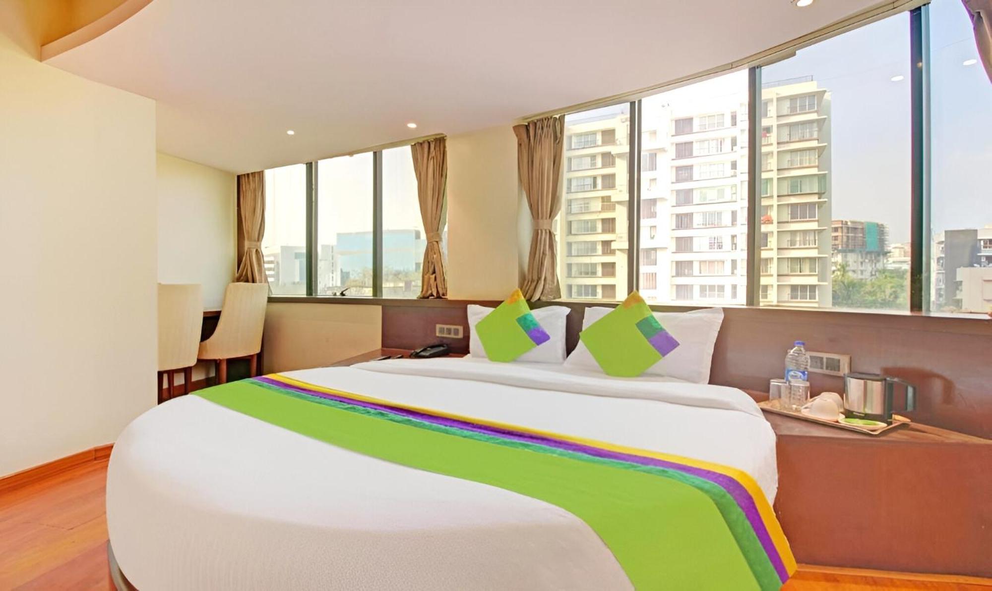 Glitz Hotels The Pacific - Nr Solitaire Corporate Park - Mumbai — Photos 1
